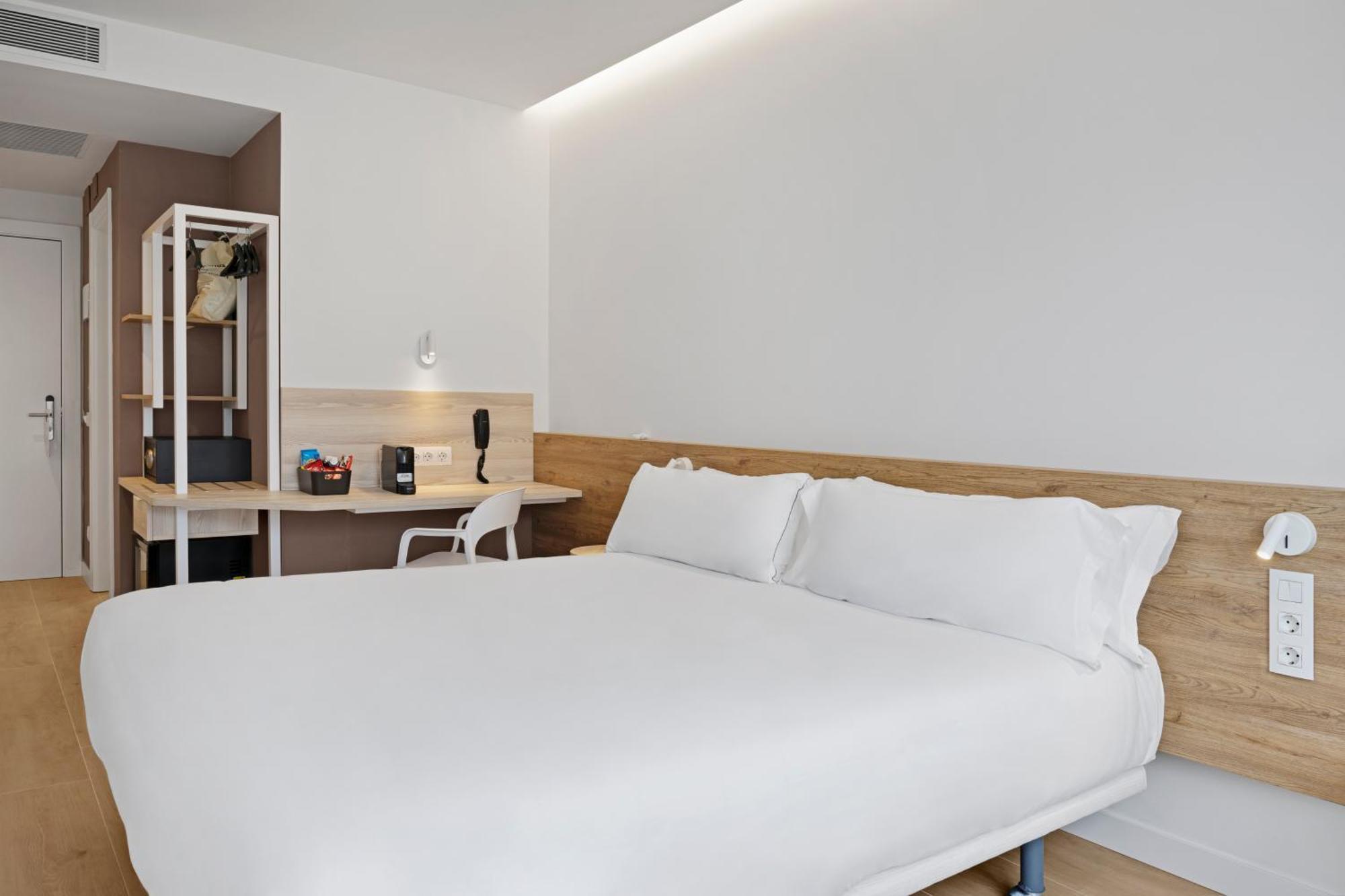 B&B Hotel Кастро-Урдиалес Екстериор снимка