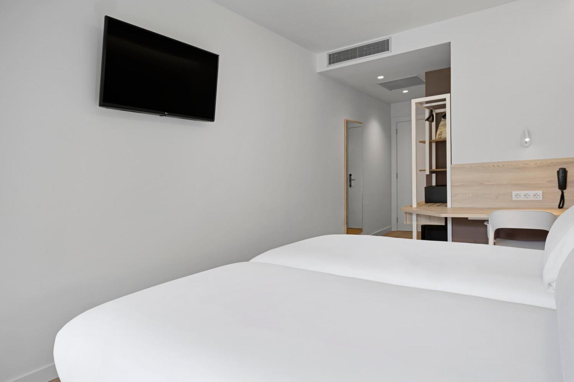 B&B Hotel Кастро-Урдиалес Екстериор снимка