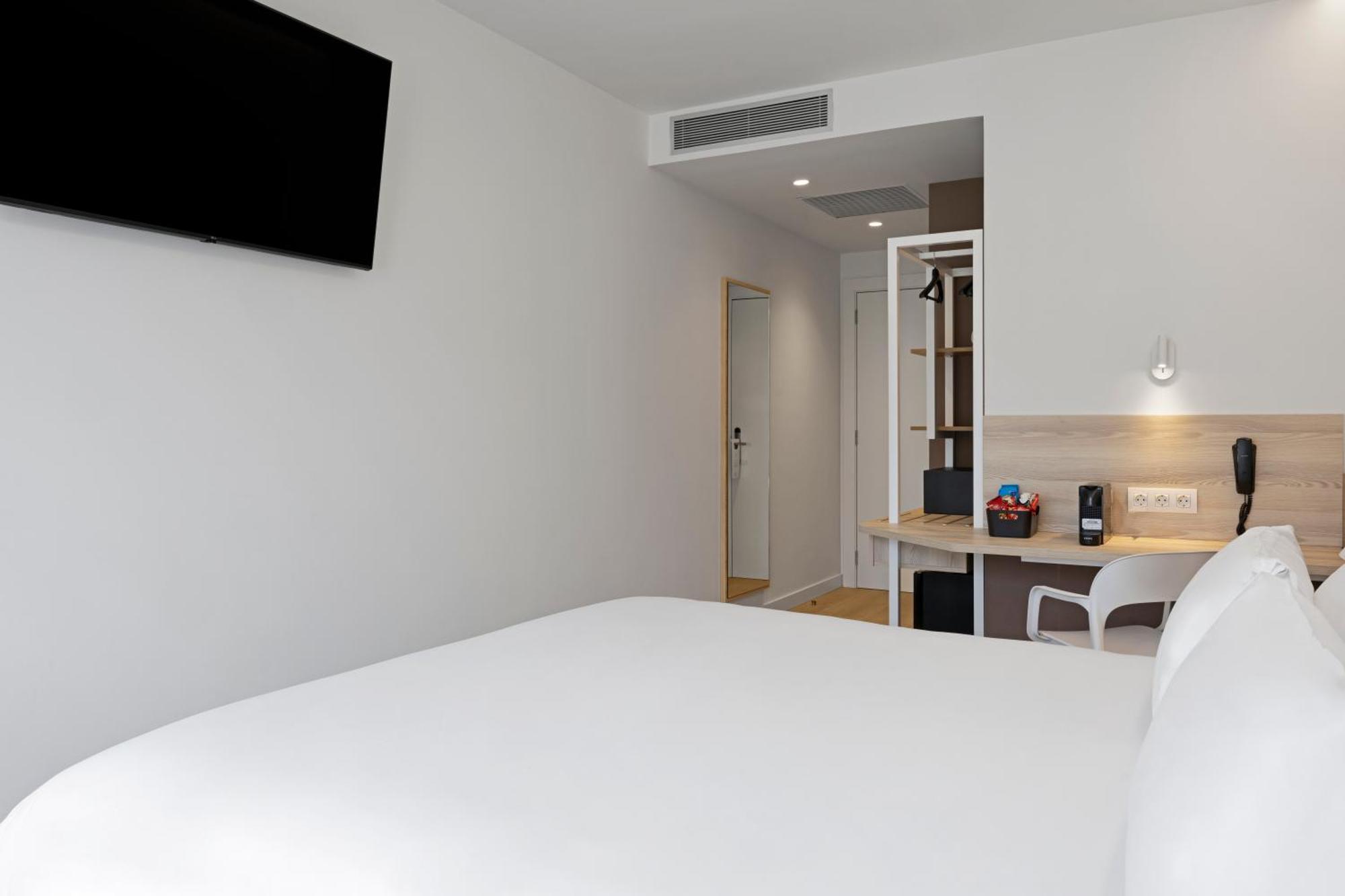 B&B Hotel Кастро-Урдиалес Екстериор снимка